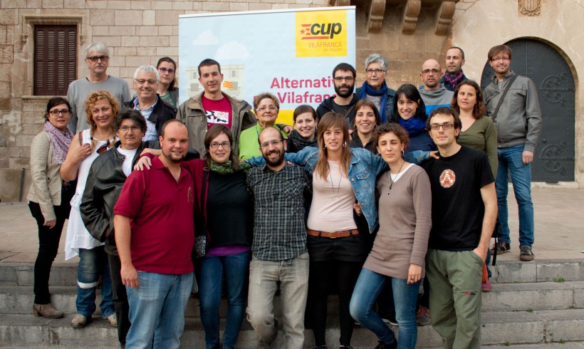 Els membres de la llista de la CUP de Vilafranca, signen un codi ètic.