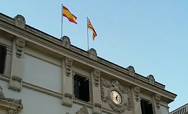 La CUP presenta una moció d’urgència per demanar la retirada de la bandera espanyola de l’ajuntament de Vilafranca del Penedès